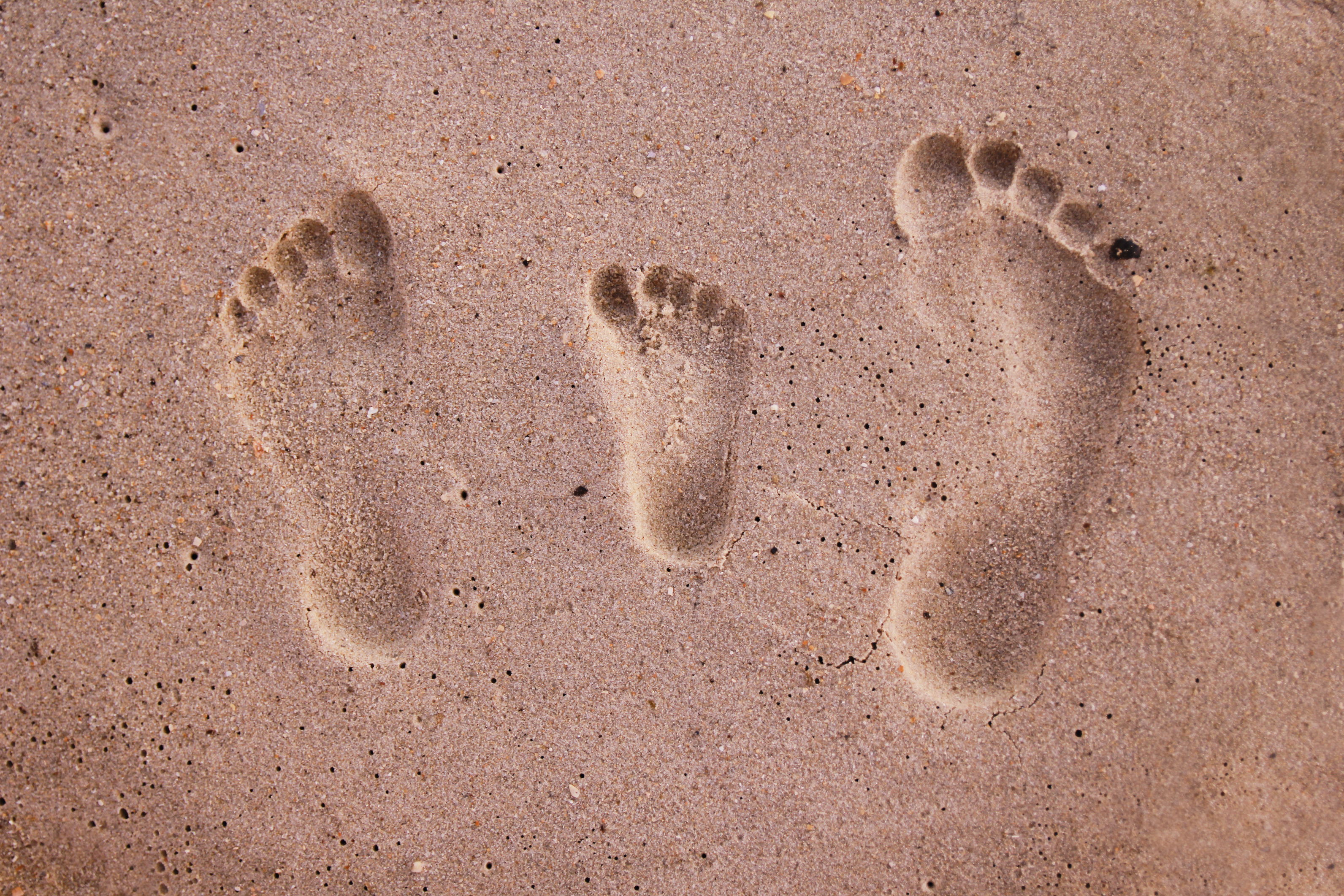 Текст следы на песке. Детские ноги на песке. Следы ребенка на песке. Отпечаток ноги на песке. Ступня следы на песке.