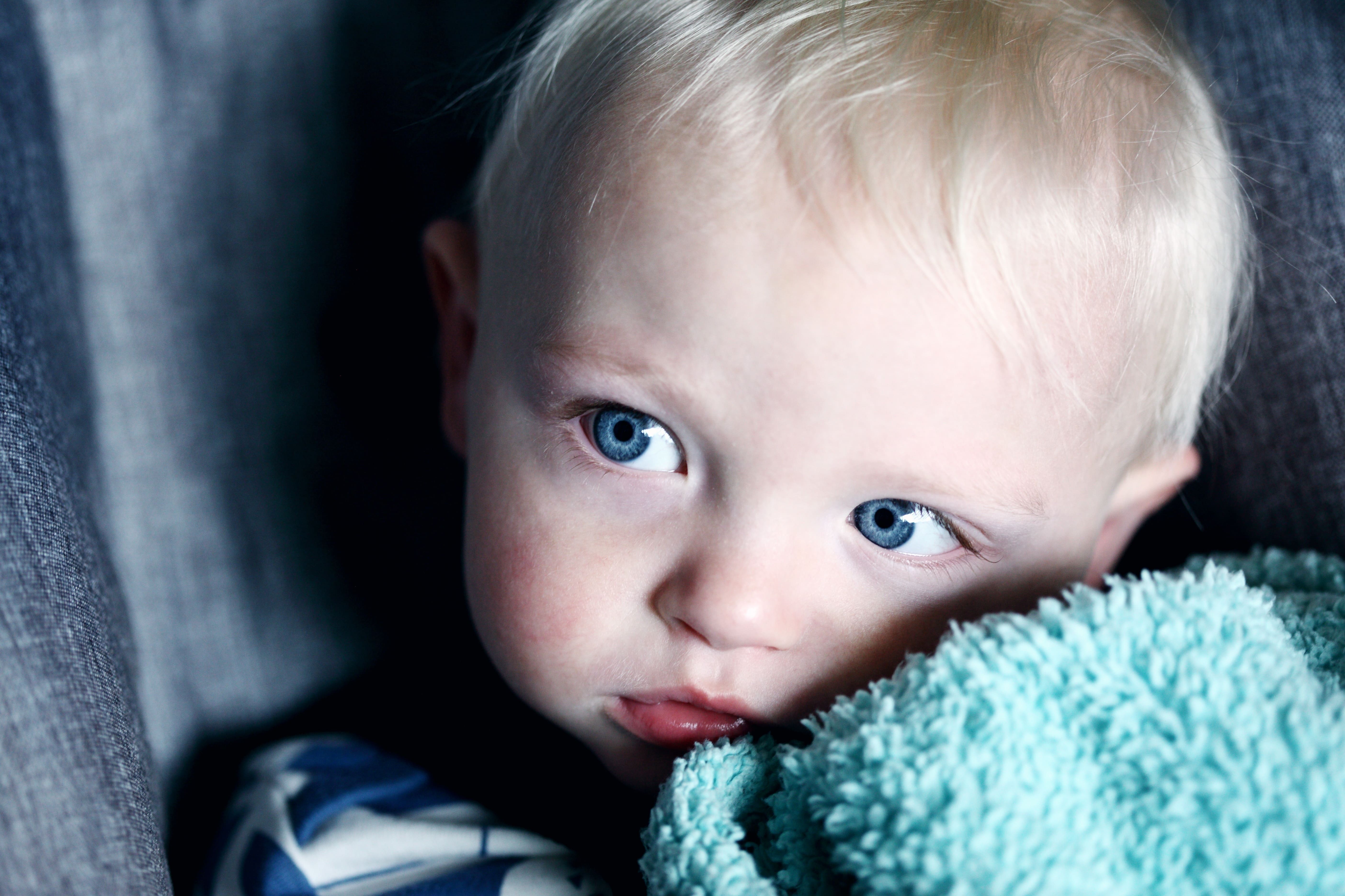 Может ли родиться светловолосый и голубоглазый ребенок. Красивые малыши. Малыш с голубыми глазами. Красивые младенцы. Красивый малыш с голубыми глазами.